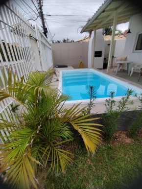 Casa com piscina pertinho da praia